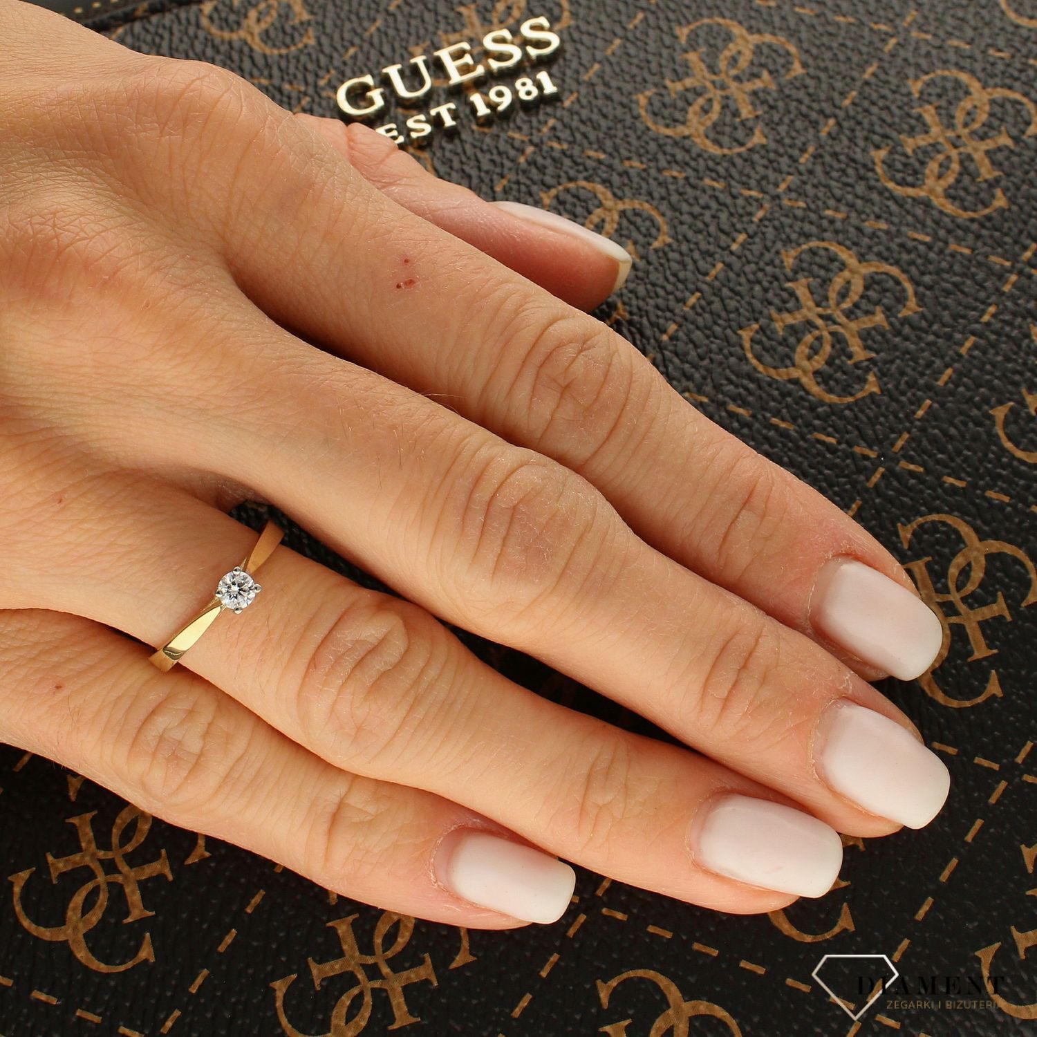 Klasyczny złoty pierścionek zaręczynowy PI 2619 (1).jpg